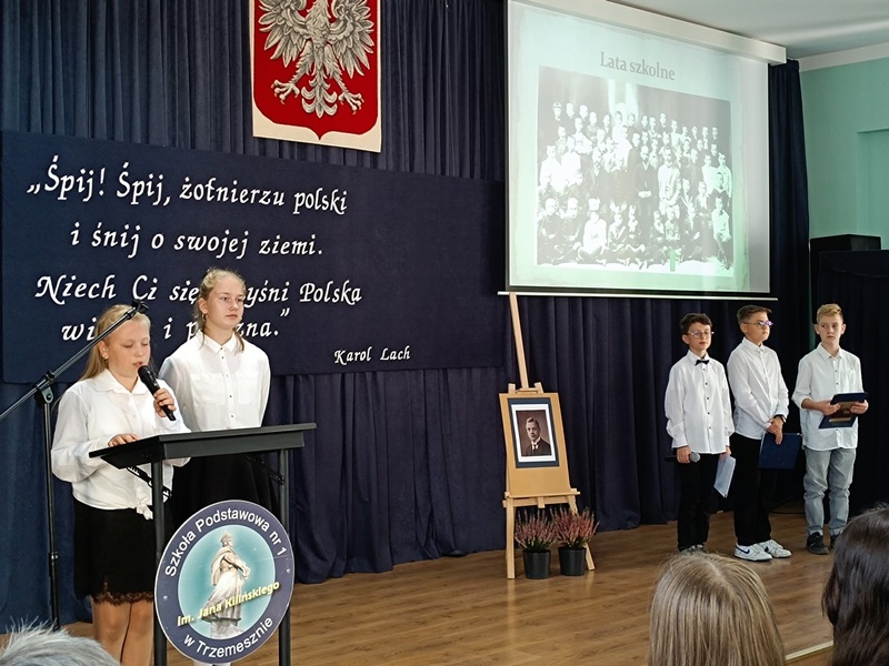 Uczniowie klasy VI SP nr 1 w Trzemesznie podczas programu artystycznego. Fot. Archiwum SP 1 w Trzemesznie