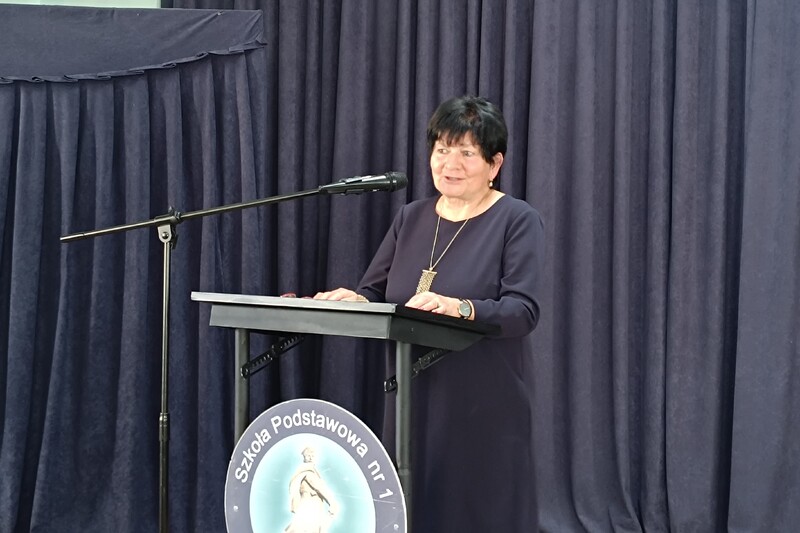 Elżbieta Piątkowska, wnuczka Kazimierza Lacha podczas wystąpienia w Trzemesznie. Fot. Archiwum SP nr 1 w Trzemesznie