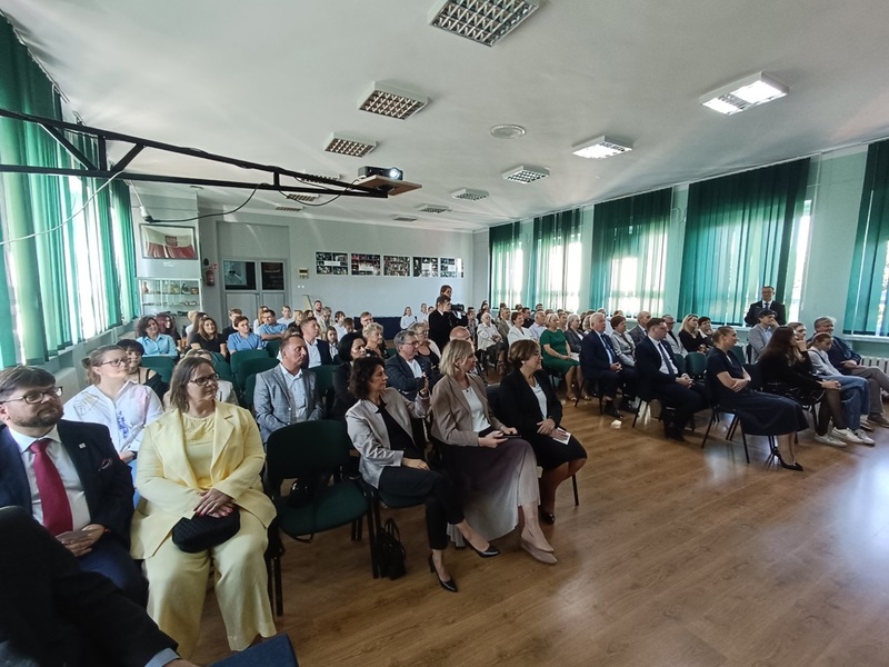 Uroczystość odsłonięcia tablicy poświęconej Kazimierzowi Lachowi 18 września 2024 r. Fot. Archiwum SP 1 w Trzemesznie