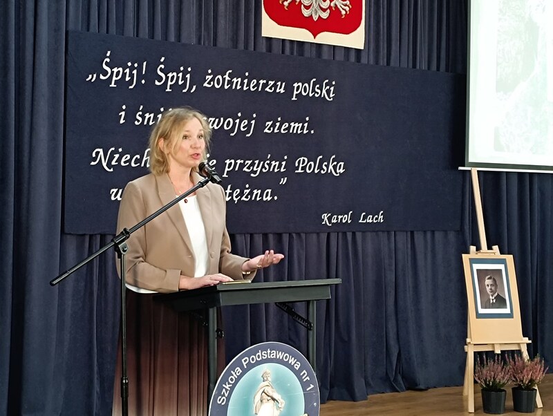 Wystąpienie naczelnik Oddziałowego Biura Edukacji Narodowej IPN w Poznaniu Marty Szczesiak-Ślusarek. Fot. Archiwum SP 1 w Trzemesznie.