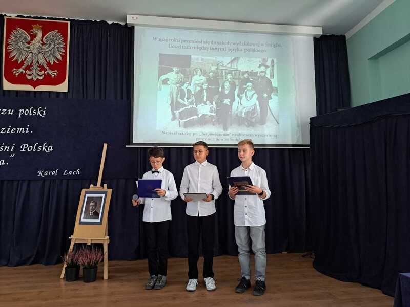 Uczniowie SP nr 1 w Trzemesznie prezentują historię kierownika szkoły, Kazimierza Lacha. Fot. M. Szczesiak-Ślusarek