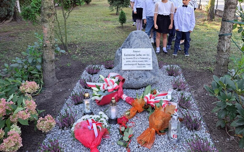Tablica upamiętniająca kierownika szkoły, Kazimierza Lacha. Dziedziniec SP nr 1 w Trzemesznie. Fot. M. Szczesiak-Ślusarek