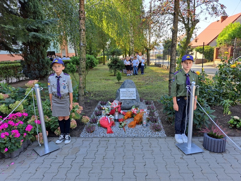 Tablica upamiętniająca kierownika szkoły, Kazimierza Lacha. Dziedziniec SP nr 1 w Trzemesznie. Fot. M. Szczesiak-Ślusarek