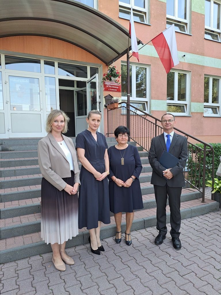 Od lewej: Naczelnik Oddziałowego Biura Edukacji Narodowej IPN w Poznaniu, Marta Szczesiak-Ślusarek, Dyrektor SP nr 1 w Trzemesznie Justyna Stankowska, wnuczka Kazimierza Lacha, Elżbieta Piątkowska, historyk, Maciej Adamski