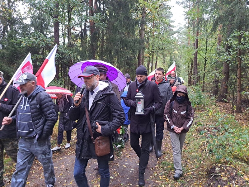VI Marsz Pamięci w lasach Palędzia i Dąbrówki. Fot. Marta Szczesiak-Ślusarek
