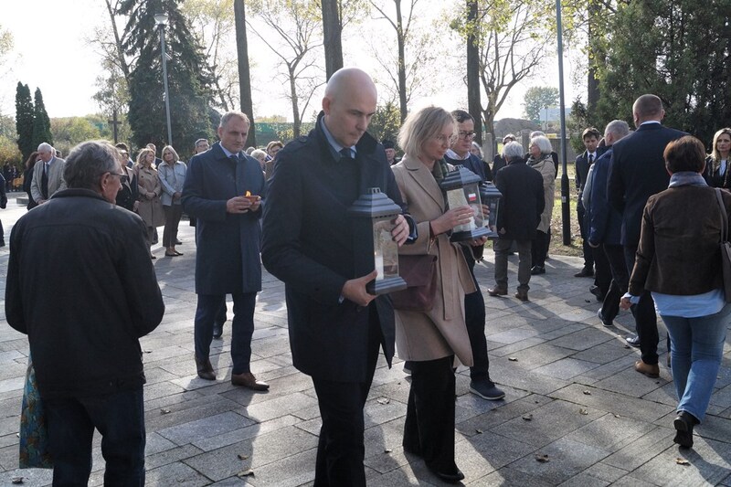 Zapalenie znicza w Muzeum Martyrologicznym w Żabikowie przez delegację IPN