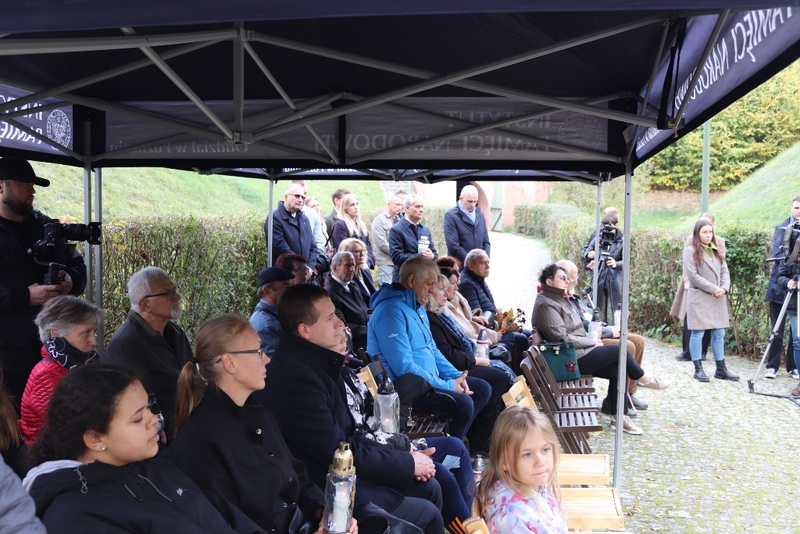 Uczestnicy i rodziny ofiar podczas wspólnego zapalenia zniczy pamięci w Muzeum Martyrologii Wielkopolan – Fort VII