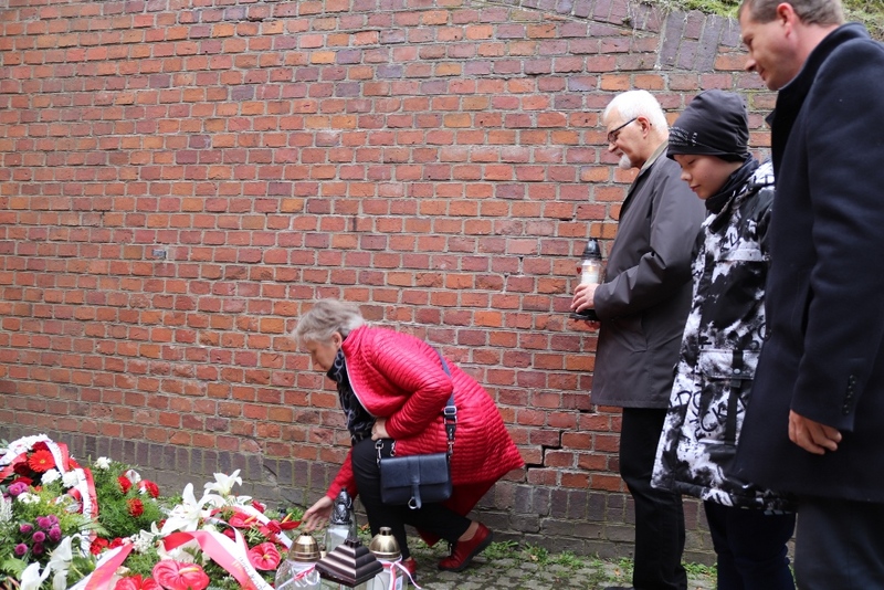 Przedstawiciele rodzin ofiar niemieckich zbrodni oraz poznańskich szkół pod ścianą straceń w Forcie VII w Poznaniu