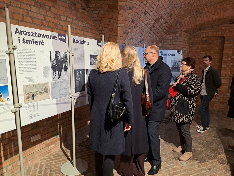 Rodzina Leona Prauzińskiego przy wystawie