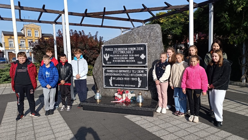 Pomnik ofiar II wojny światowej na Rynku w Ryczywole, Szkoła Podstawowa im. Powstańców Wielkopolskich w Ryczywole