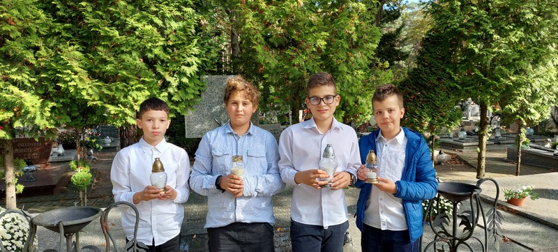 Cmentarz w Zaniemyślu, Szkoła Podstawowa w Śnieciskach