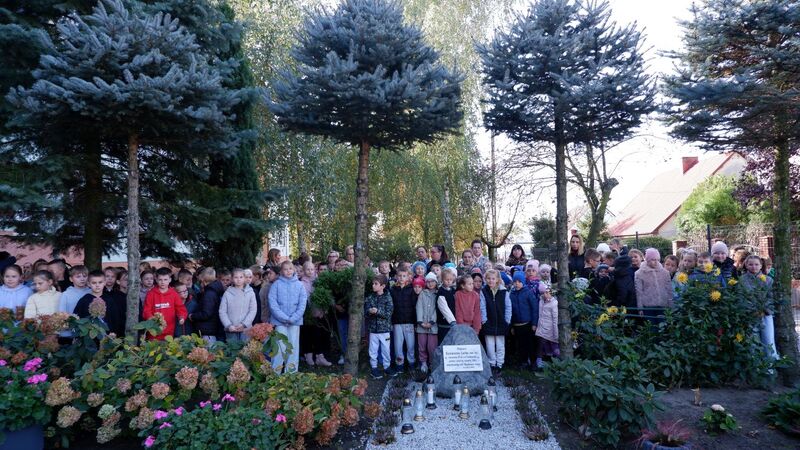 Tablica poświęcona pamięci Kazimierza Lacha, Szkoła Podstawowa nr 1 im. Jana Kilińskiego w Trzemesznie