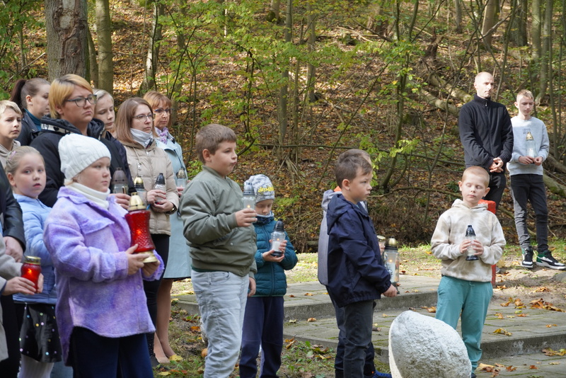 Pomnik Ofiar II Wojny Światowej w Lesie Bytyńskim, Zespół Szkolno-Przedszkolny w Bytyniu