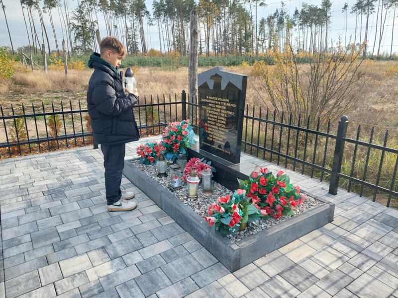 Pomnik upamiętniający Polaków zamordowanych przez Niemców w Mielnie, Stanisław Jóźwiak, Szkoła Podstawowa im. Arkadego Fiedlera w Karniszewie