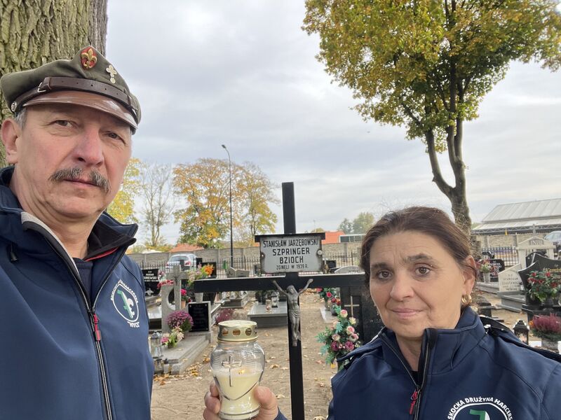 Grób zamordowanych Polaków w 1939 r. na cmentarzu w Skokach, Barbara i Andrzej Surdyk