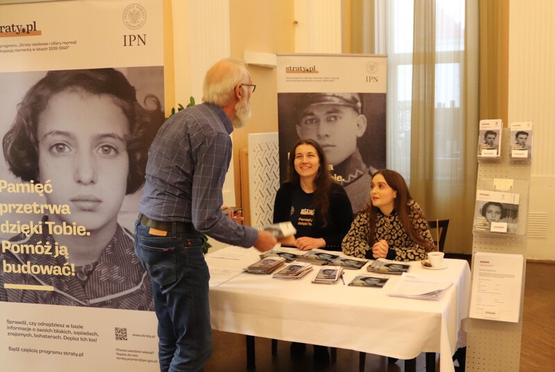 Stoisko projektu IPN straty.pl