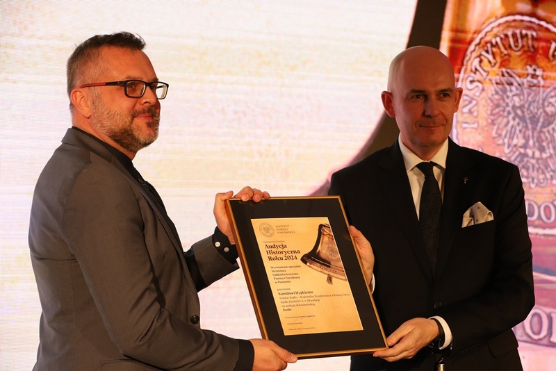 Wyróżniony Kamil Hypki i dyrektor poznańskiego oddziału IPN Rafał Reczek. Fot. Paula Prudziłłowicz IPN