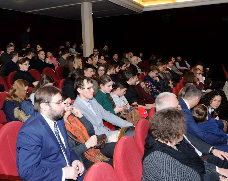 Na sali zgromadzili się przedstawiciele władz samorządowych, uczniowie poznańskich i wielkopolskich szkół oraz rodziny i bliscy uhonorowanych