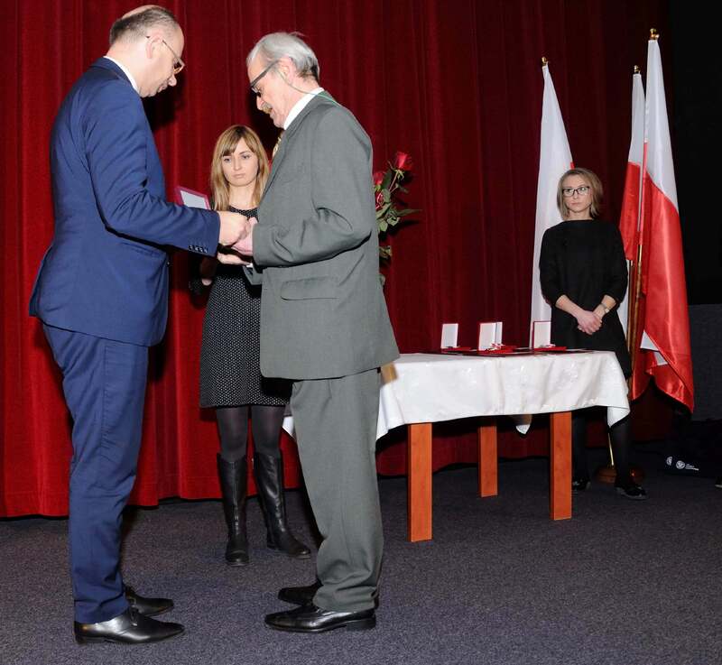 Zastępca Prezesa IPN dr Mateusz Szpytma wręcza Krzyż Komandorski Orderu Odrodzenia Polski przyznany pośmiertnie Stanisławie Grajek Jej Synowi