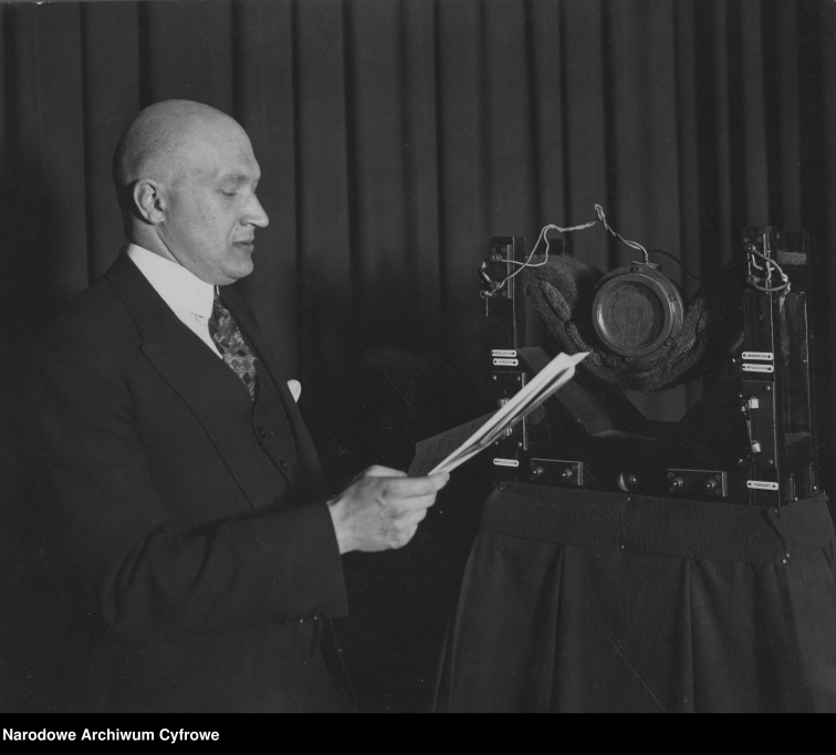 Roman Rudniewski podczas wygłaszania przemówienia z okazji 100 audycji Próbnej Stacji Polskiego Towarzystwa Radiotechnicznego. Fot. NAC