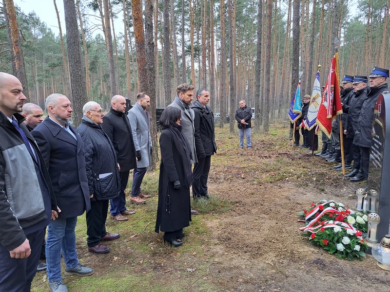 Uroczystość upamiętnienia przy grobie nieznanej ofiary Marszu Śmierci z niemieckiego obozu pracy przymusowej dla Żydów. Fot. Marta Sankiewicz (IPN)