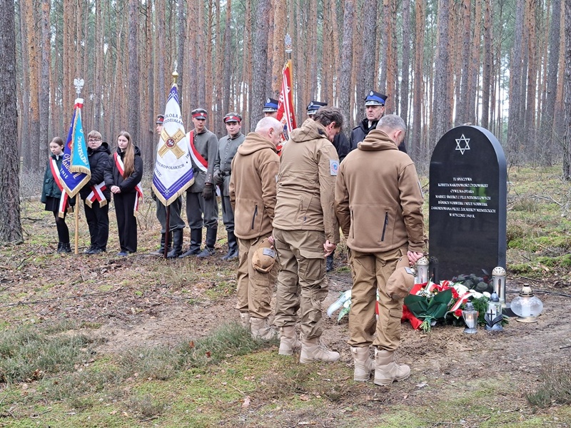 Uroczystość upamiętnienia przy grobie nieznanej ofiary Marszu Śmierci z niemieckiego obozu pracy przymusowej dla Żydów. Fot. Marta Sankiewicz (IPN)