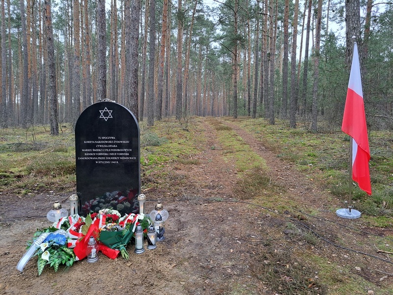 Uroczystość upamiętnienia przy grobie nieznanej ofiary Marszu Śmierci z niemieckiego obozu pracy przymusowej dla Żydów. Fot. Marta Sankiewicz (IPN)