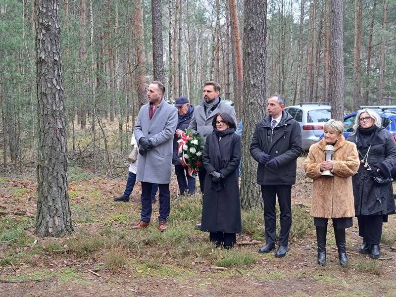 Uroczystość upamiętnienia przy grobie nieznanej ofiary Marszu Śmierci z niemieckiego obozu pracy przymusowej dla Żydów. Fot. Marta Sankiewicz (IPN)