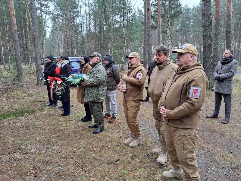 Uroczystość upamiętnienia przy grobie nieznanej ofiary Marszu Śmierci z niemieckiego obozu pracy przymusowej dla Żydów. Fot. Marta Sankiewicz (IPN)