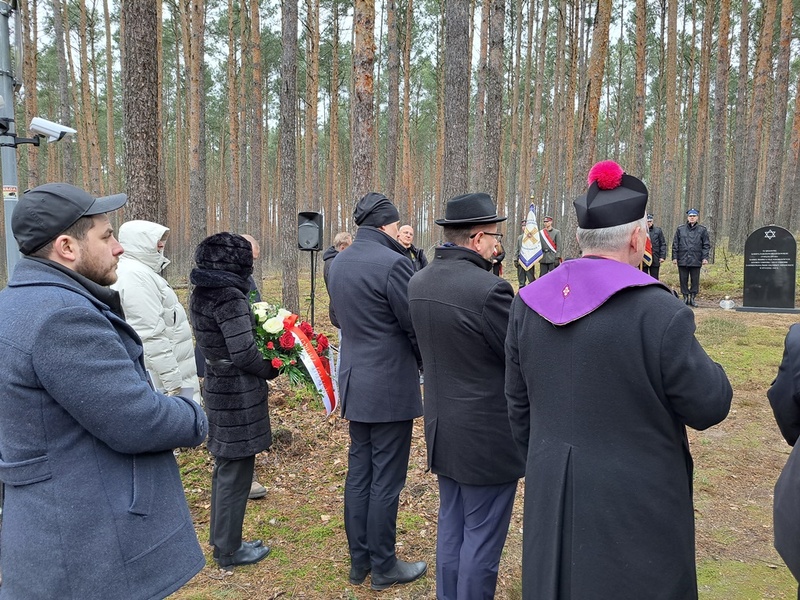 Uroczystość upamiętnienia przy grobie nieznanej ofiary Marszu Śmierci z niemieckiego obozu pracy przymusowej dla Żydów. Fot. Marta Sankiewicz (IPN)