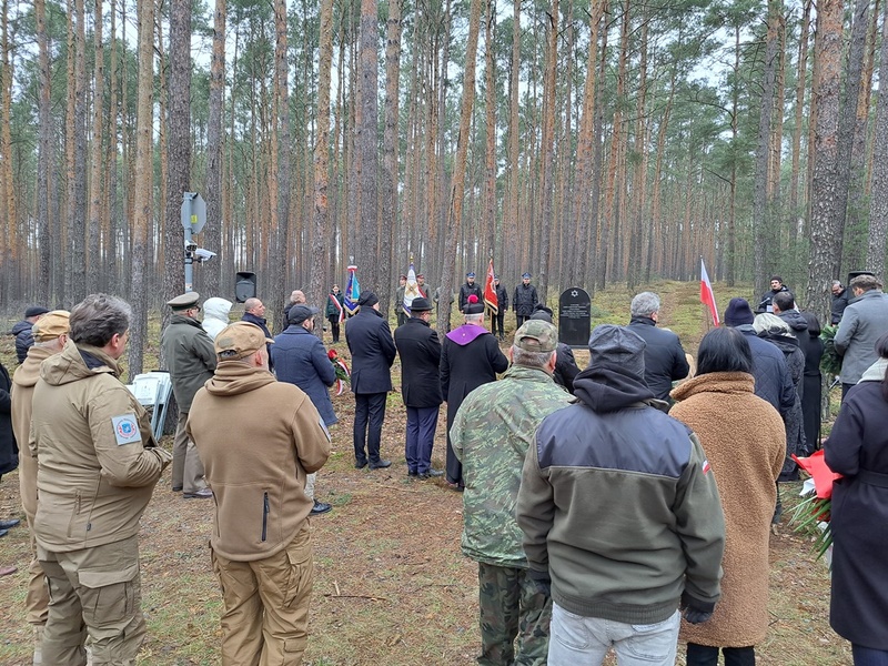 Uroczystość upamiętnienia przy grobie nieznanej ofiary Marszu Śmierci z niemieckiego obozu pracy przymusowej dla Żydów. Fot. Marta Sankiewicz (IPN)