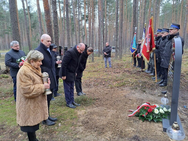 Uroczystość upamiętnienia przy grobie nieznanej ofiary Marszu Śmierci z niemieckiego obozu pracy przymusowej dla Żydów. Fot. Marta Sankiewicz (IPN)