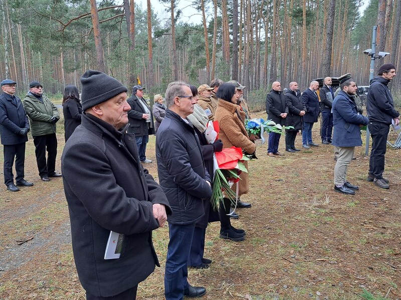 Uroczystość upamiętnienia przy grobie nieznanej ofiary Marszu Śmierci z niemieckiego obozu pracy przymusowej dla Żydów. Fot. Marta Sankiewicz (IPN)