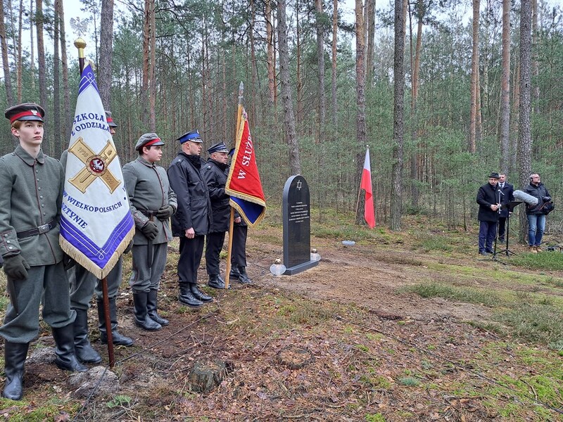 Uroczystość upamiętnienia przy grobie nieznanej ofiary Marszu Śmierci z niemieckiego obozu pracy przymusowej dla Żydów. Fot. Marta Sankiewicz (IPN)