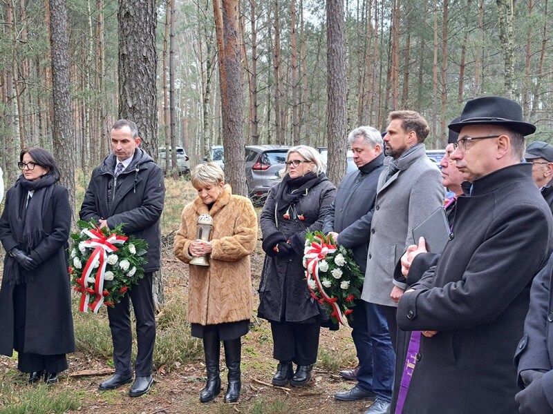 Uroczystość upamiętnienia przy grobie nieznanej ofiary Marszu Śmierci z niemieckiego obozu pracy przymusowej dla Żydów. Fot. Marta Sankiewicz (IPN)