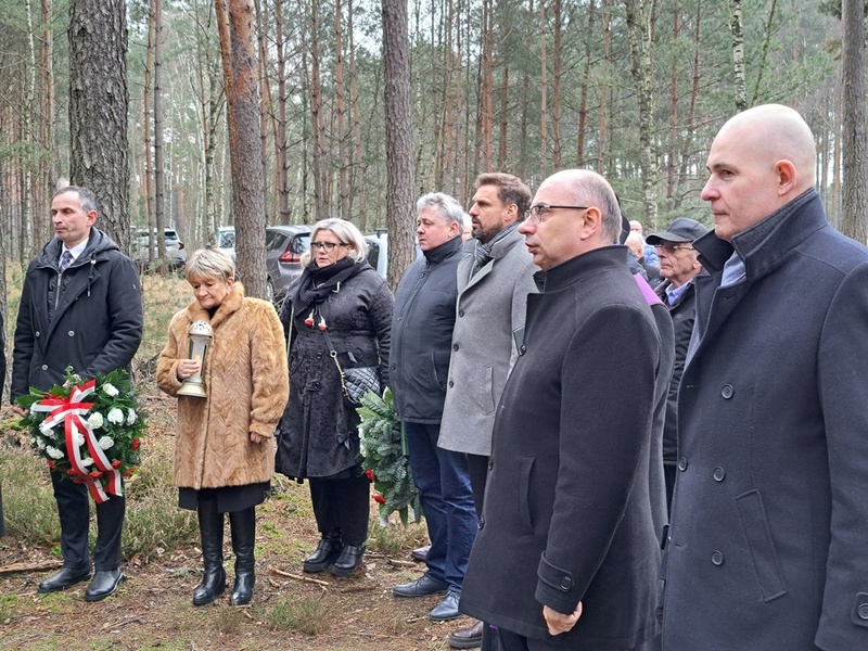 Uroczystość upamiętnienia przy grobie nieznanej ofiary Marszu Śmierci z niemieckiego obozu pracy przymusowej dla Żydów. Fot. Marta Sankiewicz (IPN)