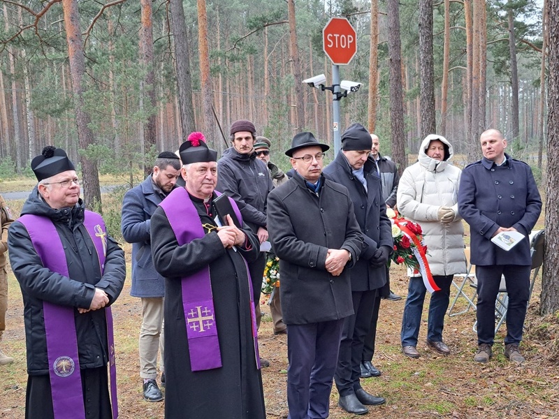 Uroczystość upamiętnienia przy grobie nieznanej ofiary Marszu Śmierci z niemieckiego obozu pracy przymusowej dla Żydów. Fot. Marta Sankiewicz (IPN)