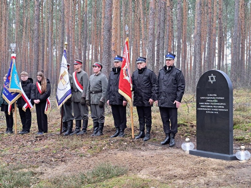 Uroczystość upamiętnienia przy grobie nieznanej ofiary Marszu Śmierci z niemieckiego obozu pracy przymusowej dla Żydów. Fot. Marta Sankiewicz (IPN)