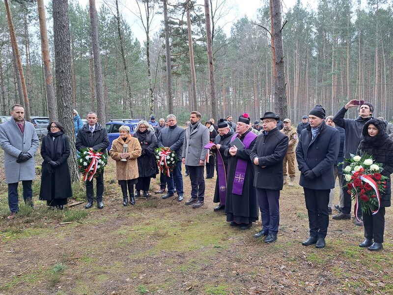 Uroczystość upamiętnienia przy grobie nieznanej ofiary Marszu Śmierci z niemieckiego obozu pracy przymusowej dla Żydów. Fot. Marta Sankiewicz (IPN)