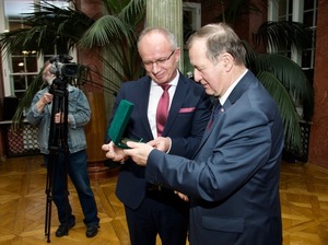 Wręczenie Medalu Przemysła II prof. Krzysztofowi Szwagrzykowi