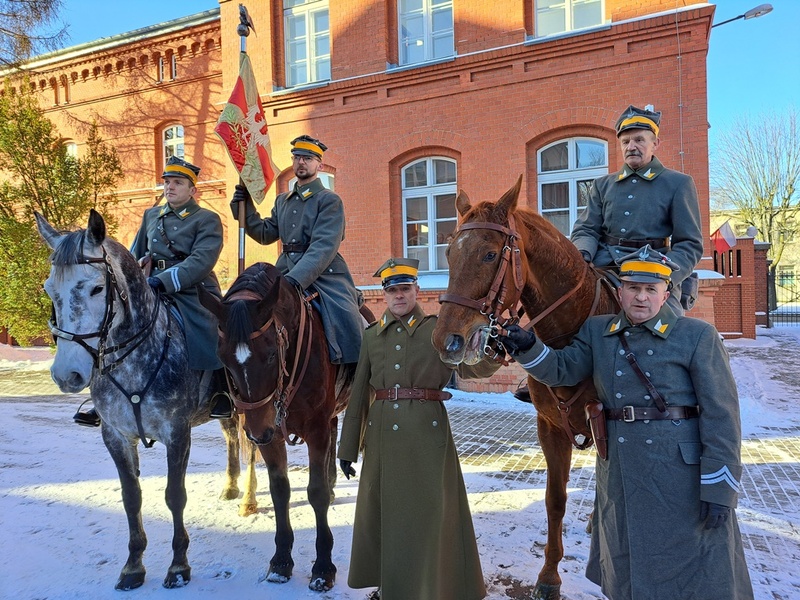 Odsłonięcie tablicy upamiętniającej 17 Pułk Ułanów Wielkopolskich – Gniezno, 14 lutego 2025. Fot. Marta Sankiewicz IPN