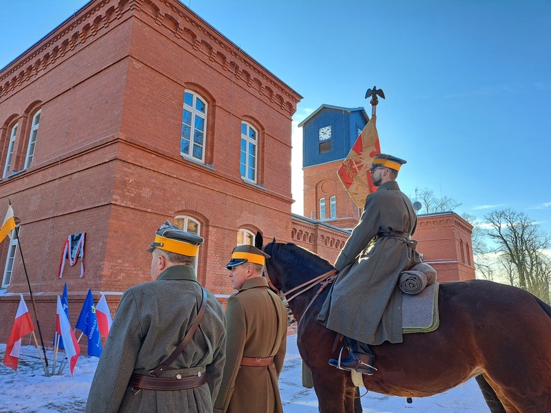 Odsłonięcie tablicy upamiętniającej 17 Pułk Ułanów Wielkopolskich – Gniezno, 14 lutego 2025. Fot. Marta Sankiewicz IPN