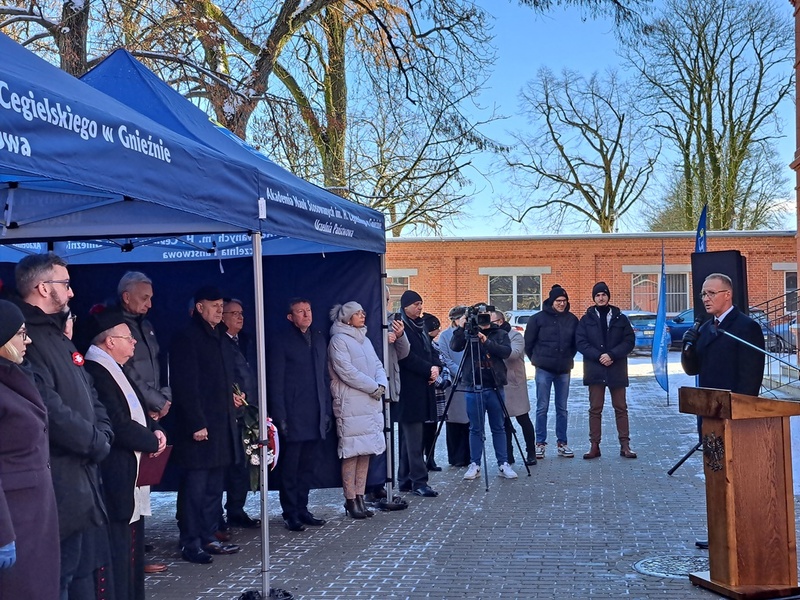 Odsłonięcie tablicy upamiętniającej 17 Pułk Ułanów Wielkopolskich – Gniezno, 14 lutego 2025. Fot. Marta Sankiewicz IPN