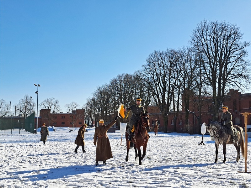 Pokaz kawaleryjski ułanów z Oddziału Terenowego im. 17 Pułku Ułanów Wielkopolskich – Stowarzyszenia Polski Klub Kawaleryjski. Fot. Marta Sankiewicz IPN