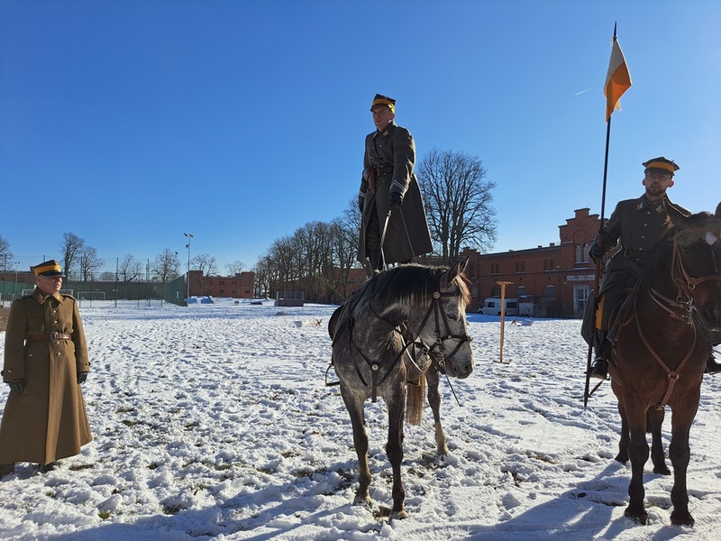 Pokaz kawaleryjski ułanów z Oddziału Terenowego im. 17 Pułku Ułanów Wielkopolskich – Stowarzyszenia Polski Klub Kawaleryjski. Fot. Marta Sankiewicz IPN