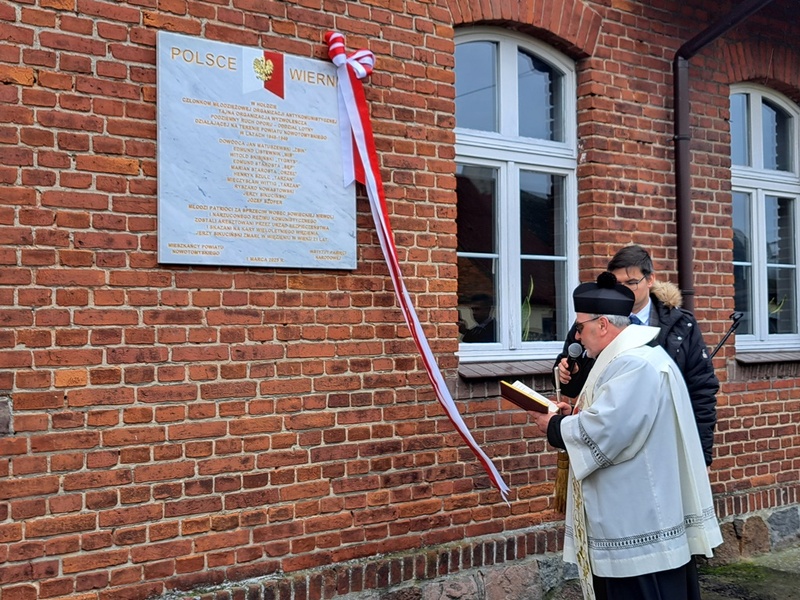 Uroczystość odsłonięcia tablicy upamiętniającej członków Tajnej Organizacji Wyzwoleńczej – Wytomyśl, 28 lutego 2025