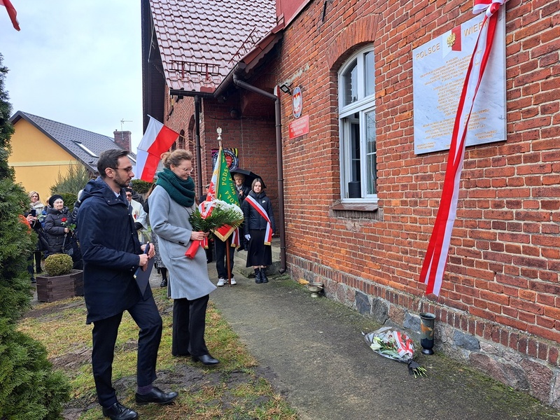 Uroczystość odsłonięcia tablicy upamiętniającej członków Tajnej Organizacji Wyzwoleńczej – Wytomyśl, 28 lutego 2025