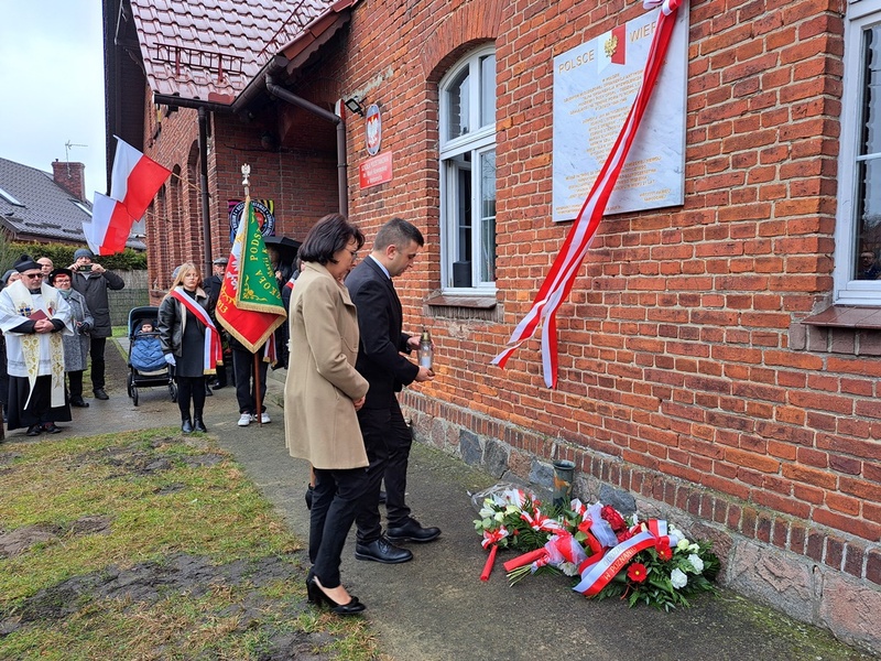 Uroczystość odsłonięcia tablicy upamiętniającej członków Tajnej Organizacji Wyzwoleńczej – Wytomyśl, 28 lutego 2025
