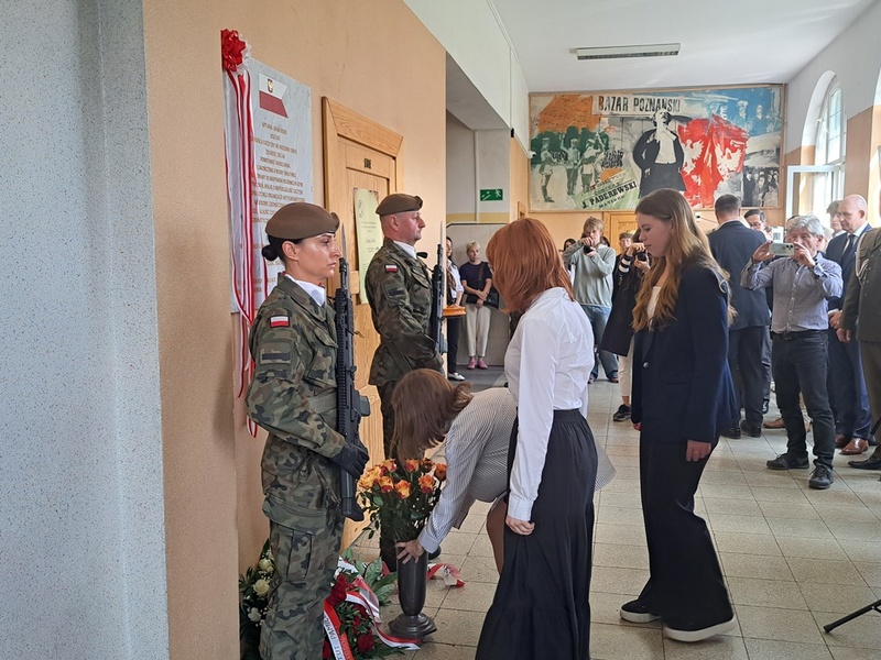 Uroczystość odsłonięcia tablicy upamiętniającej kpt. mar. Adama Dedio – Poznań, 14 kwietnia 2025