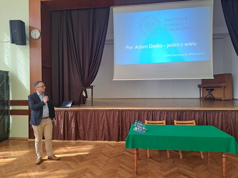 Uroczystość odsłonięcia tablicy upamiętniającej kpt. mar. Adama Dedio – Poznań, 14 kwietnia 2025